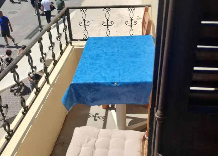 Stelios To Rent אורחן *